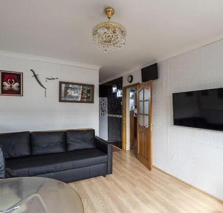 1 Bedroom Flat Close To City With Free Parking Arrangement London Kültér fotó